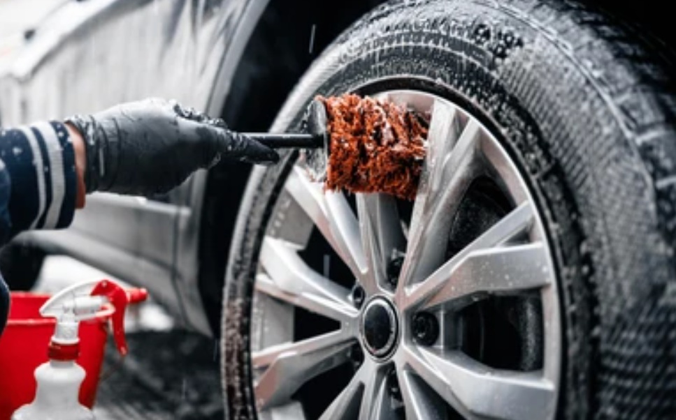 Autowasborstels voor een stralende vrachtwagen bij Truckshop